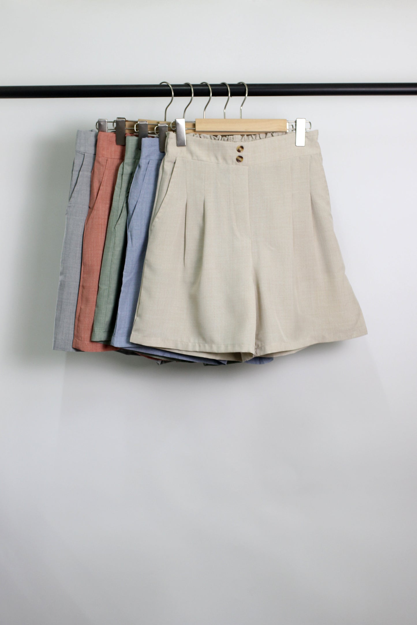 P2506YIB76483 - High-Waisted Pleated Tailored Shorts