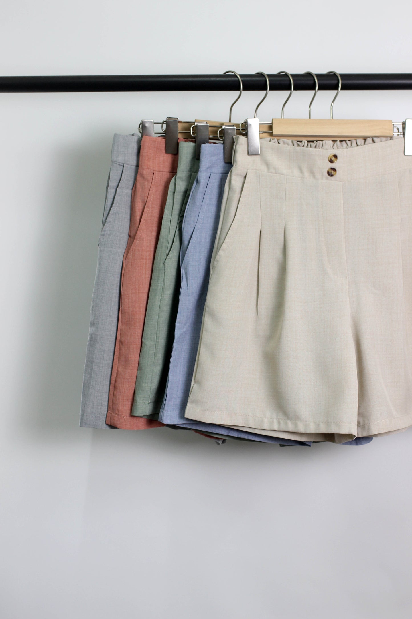 P2506YIB76483 - High-Waisted Pleated Tailored Shorts