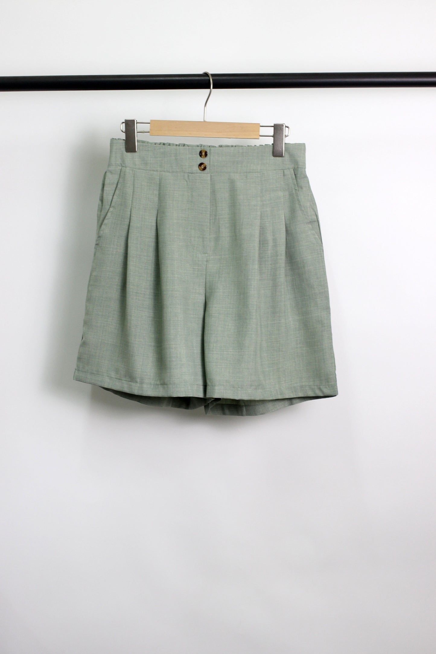 P2506YIB76483 - High-Waisted Pleated Tailored Shorts