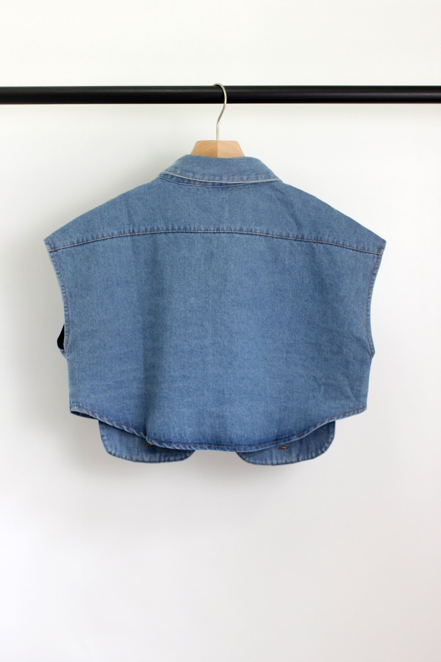 T2406KBZ18779 - DENIM SLEEVELESS CROP JACKET
