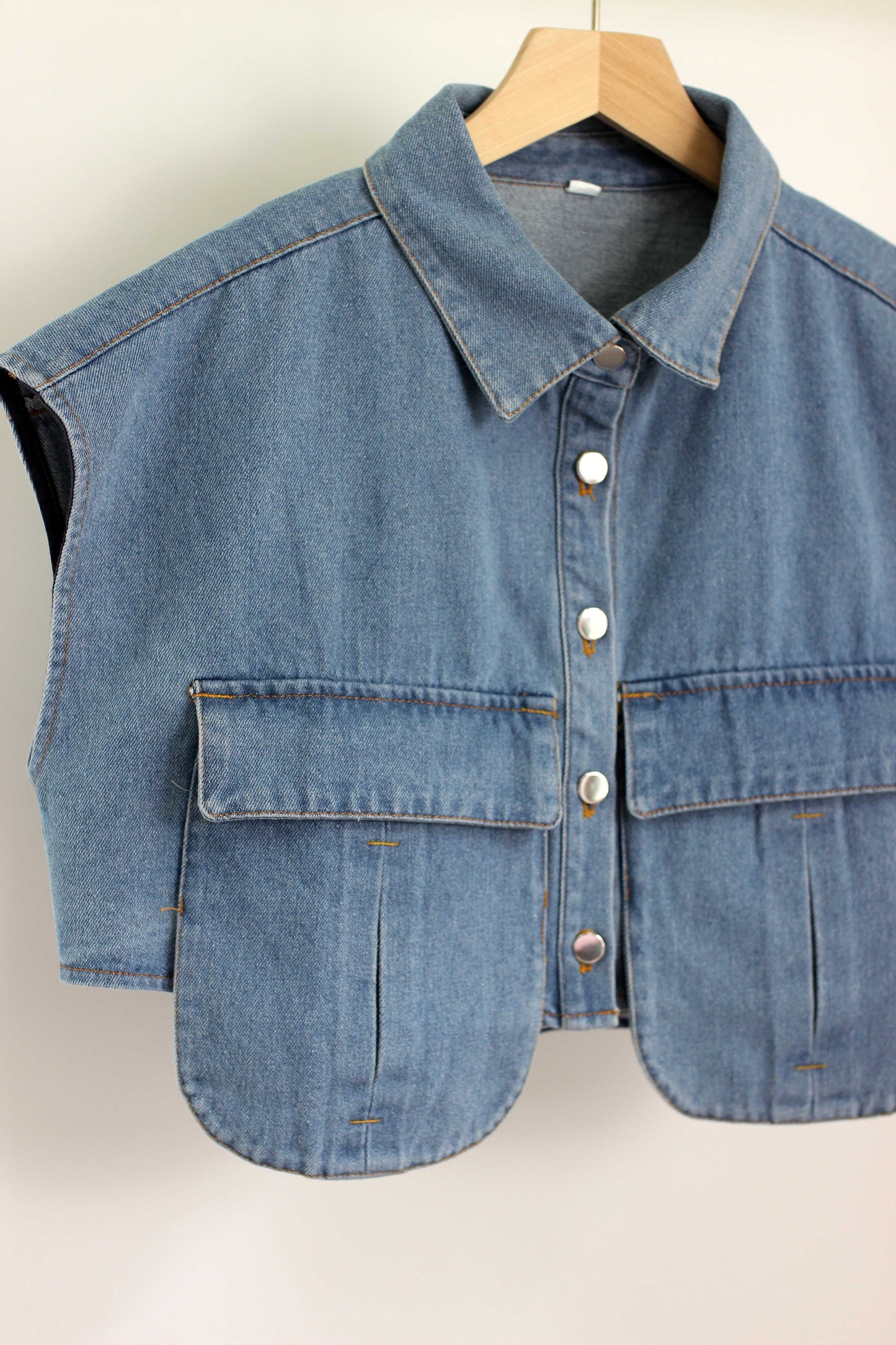 T2406KBZ18779 - DENIM SLEEVELESS CROP JACKET