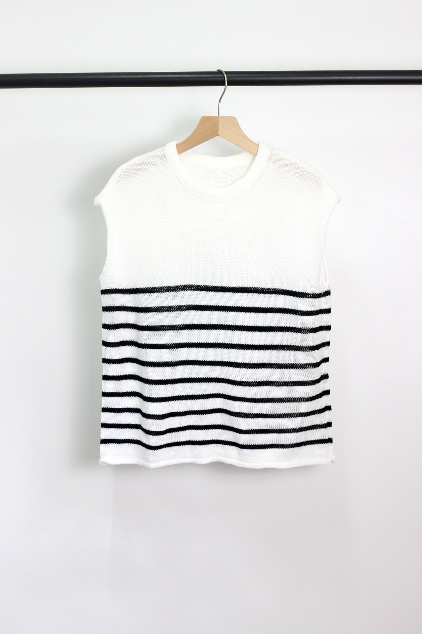 T2406MD43544 - Nautical Chic Sleeveless Stripe Knit Top