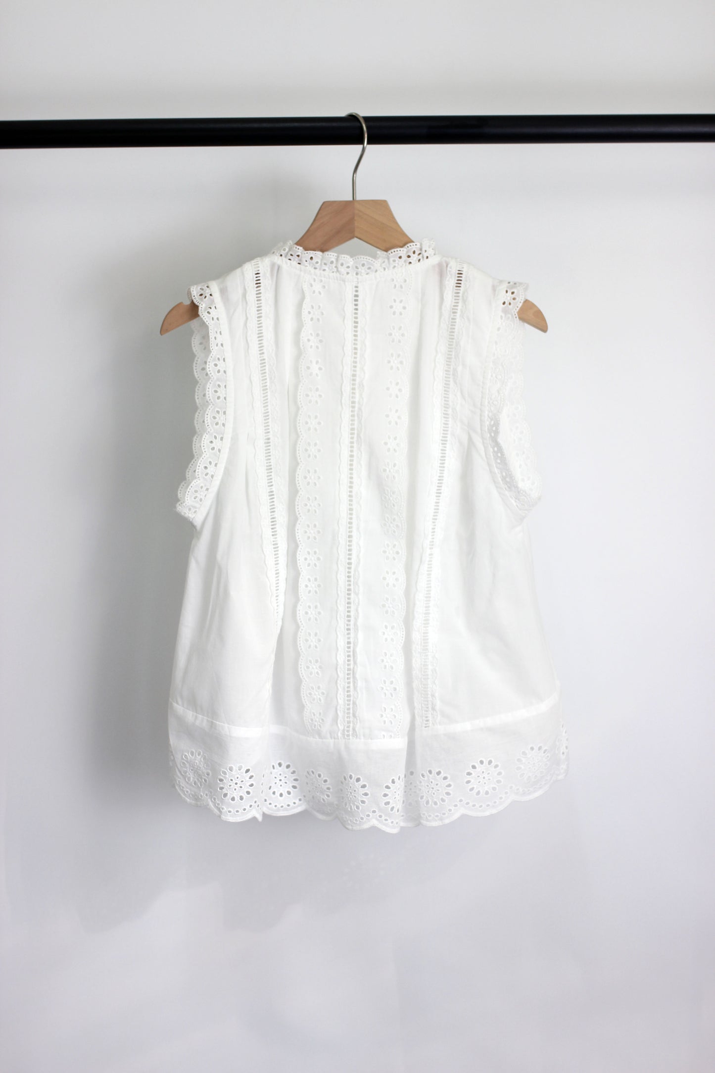 T2502ZNY74476 - Embroidered Eyelet Lace Sleeveless Blouse