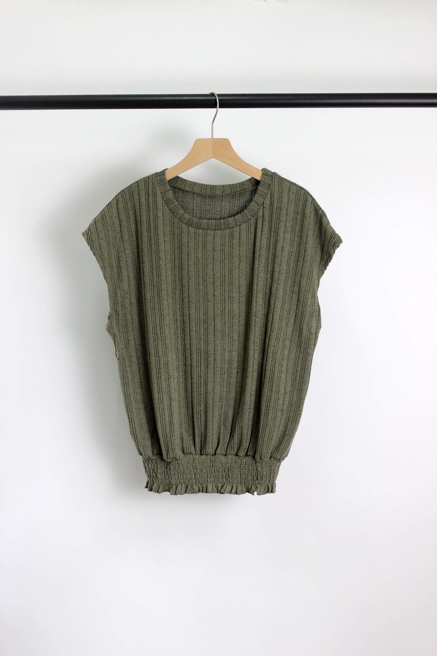 T2503YMN29449 - Textured Ribbed Knit Cap Sleeve Top