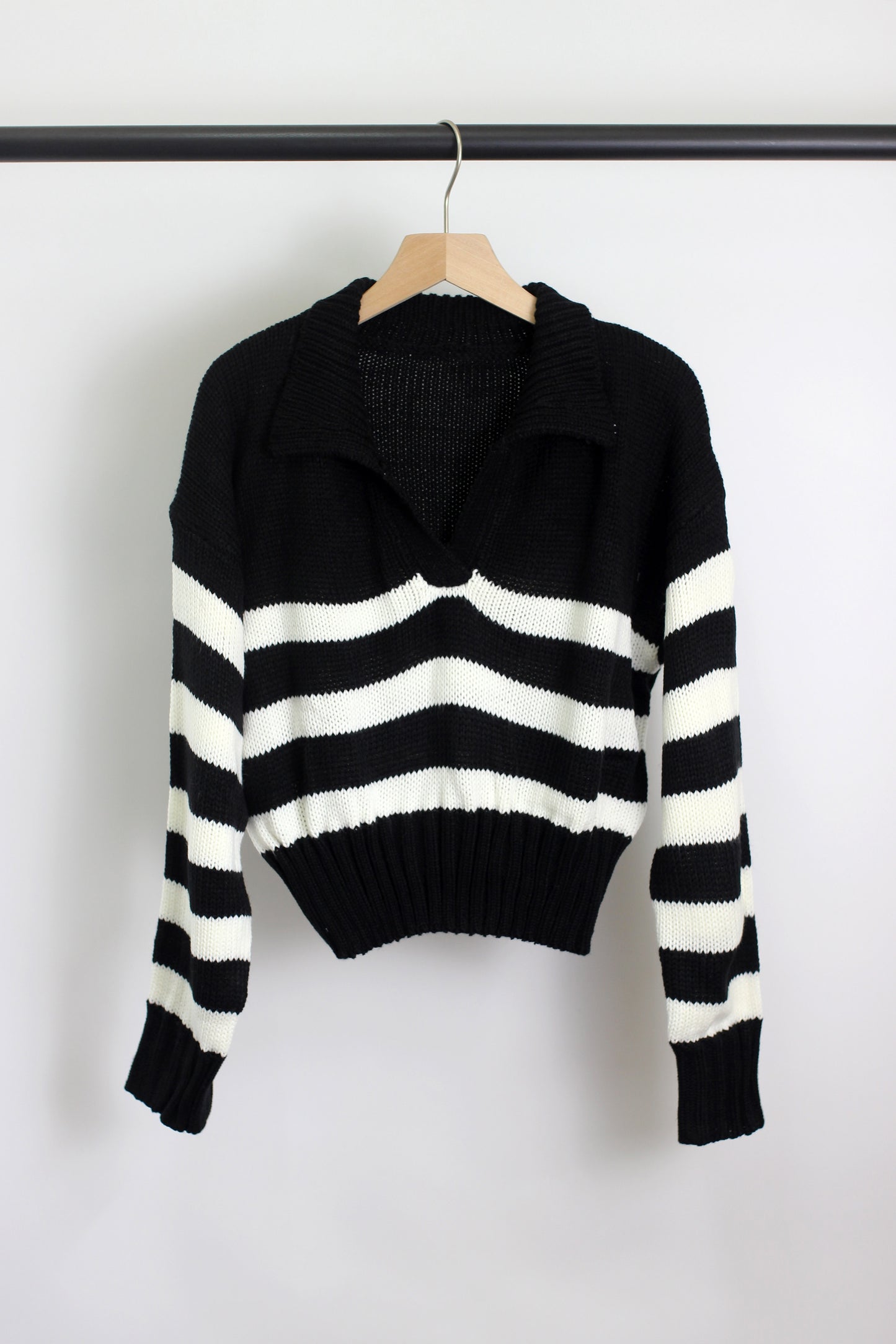 W2407MNE11038 - STRIPED COLLAR CROP SWEATER