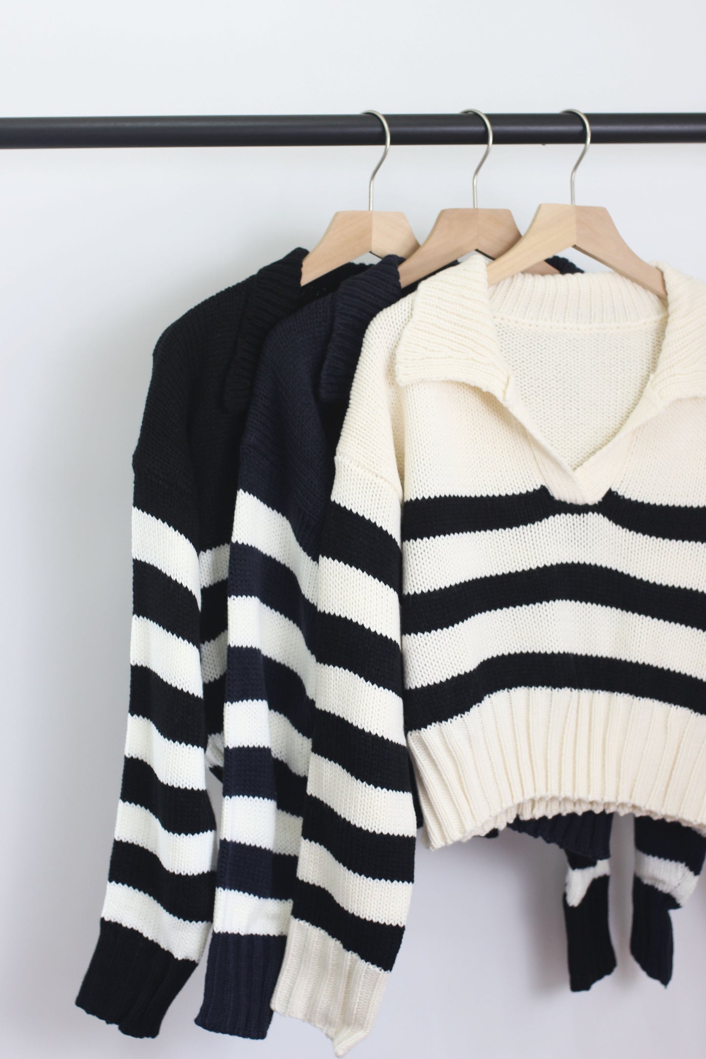 W2407MNE11038 - STRIPED COLLAR CROP SWEATER