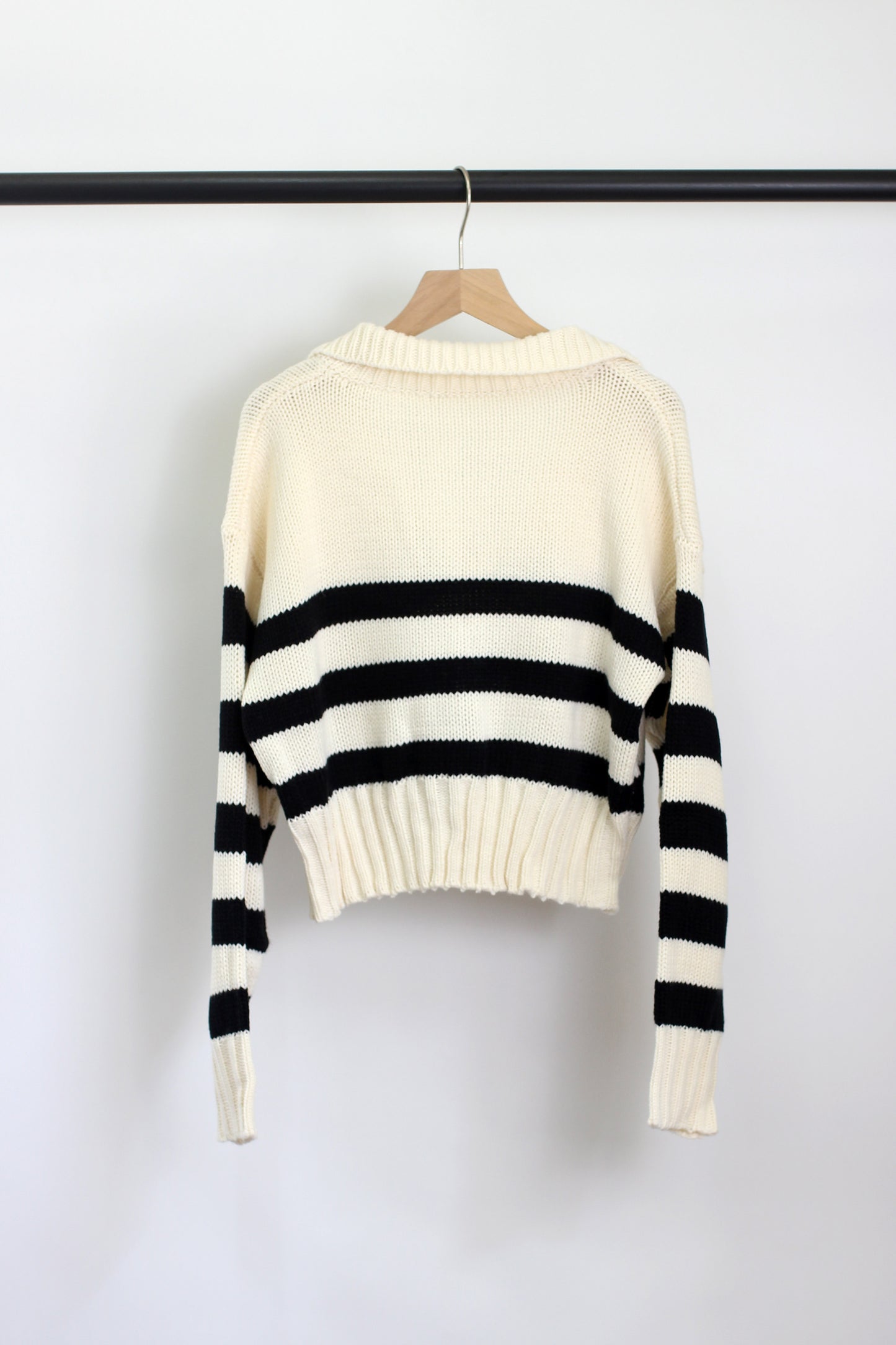 W2407MNE11038 - STRIPED COLLAR CROP SWEATER