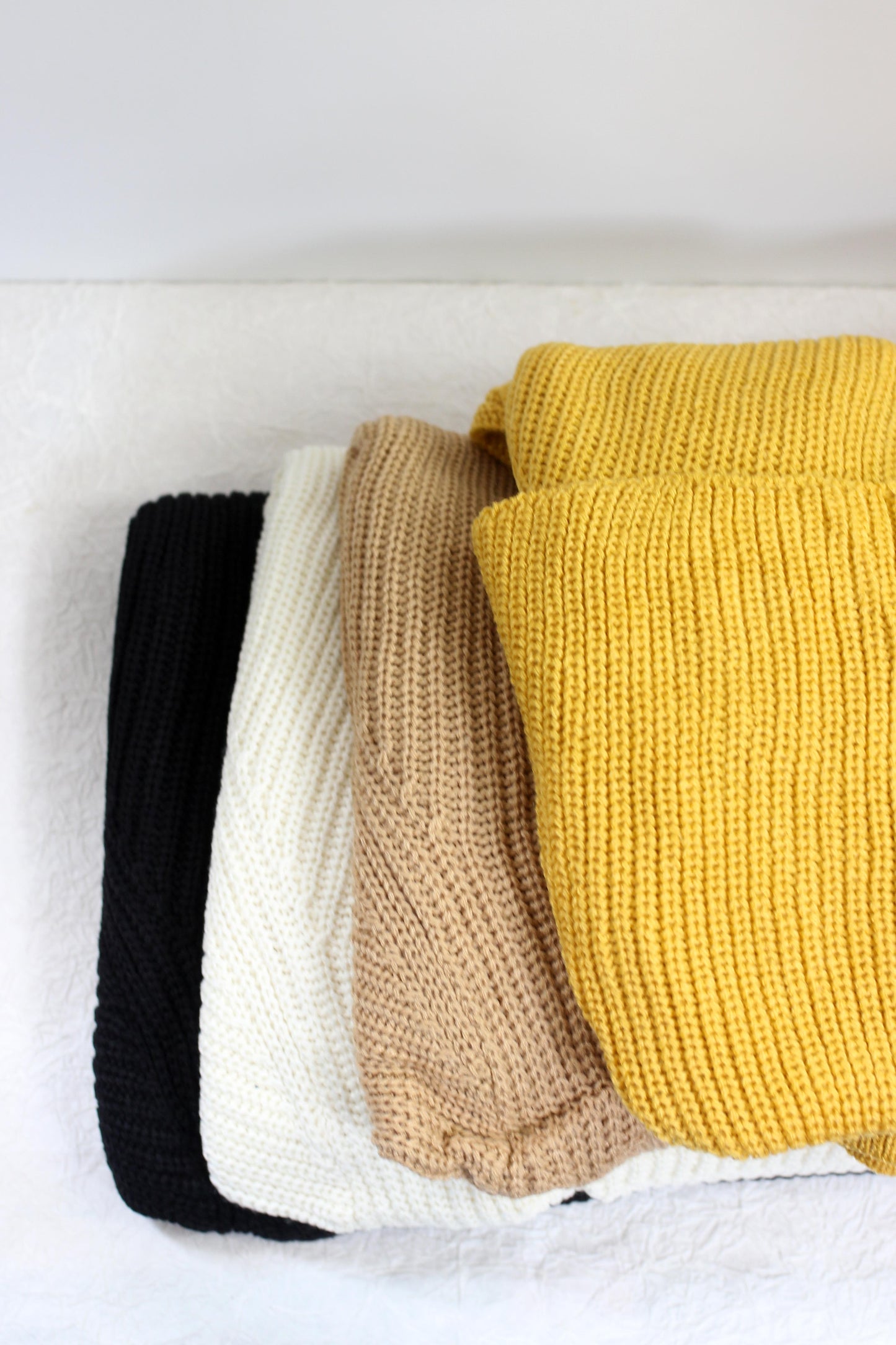 W2507SF70565 - Women's Off-Shoulder Chunky Knit Sweater